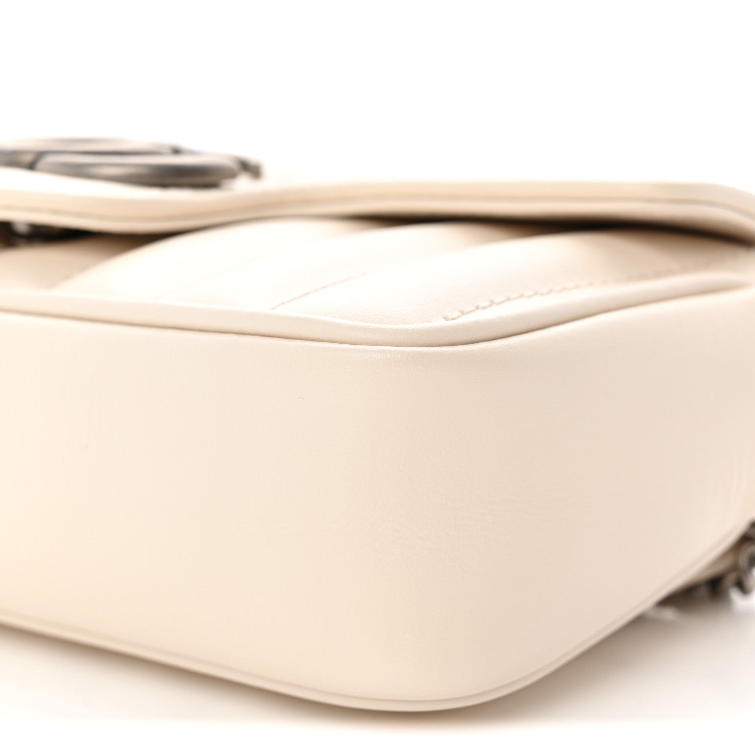 Calfskin Matelasse Aria Super Mini GG Marmont Shoulder Bag Mystic White