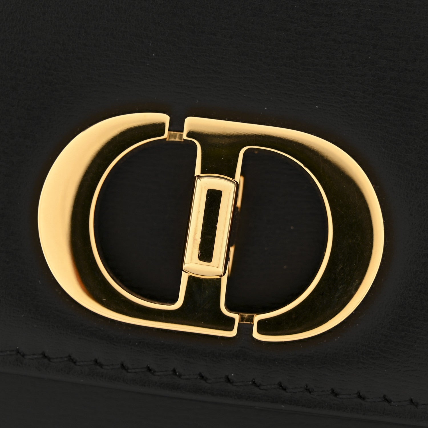 Box Calfskin 30 Montaigne Avenue Pouch Black