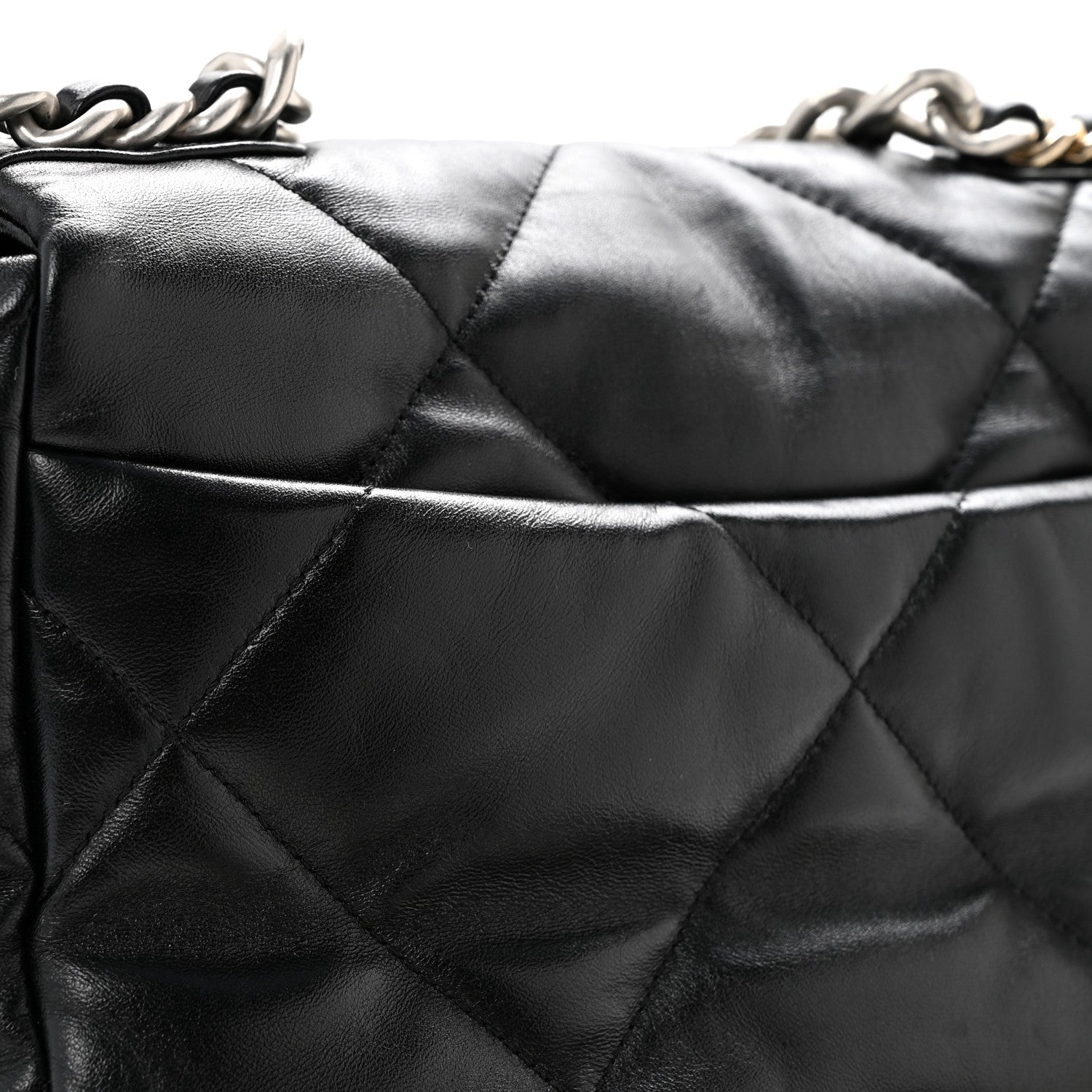 Lambskin Quilted Medium CHNL 19 Flap Black