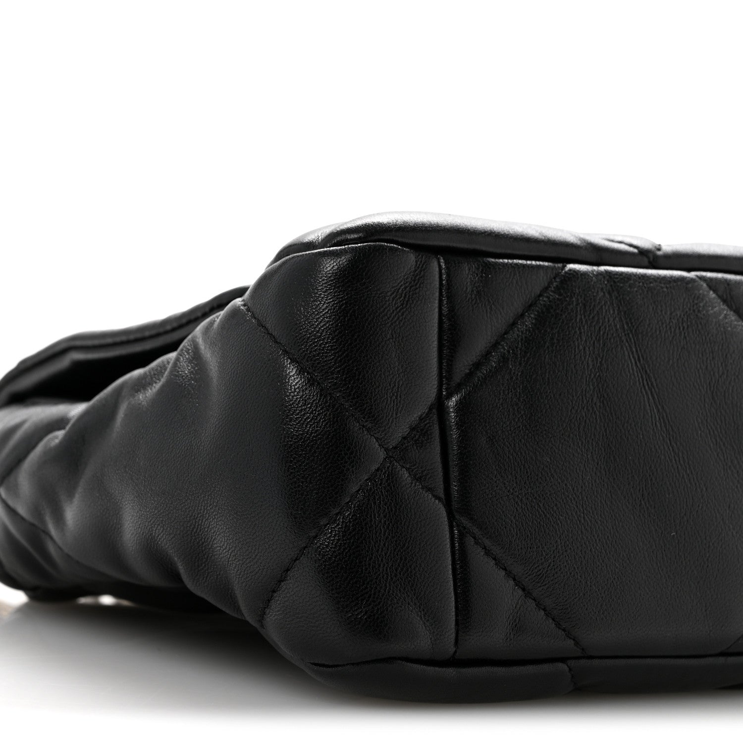 Lambskin Quilted Medium CHNL 19 Flap Black