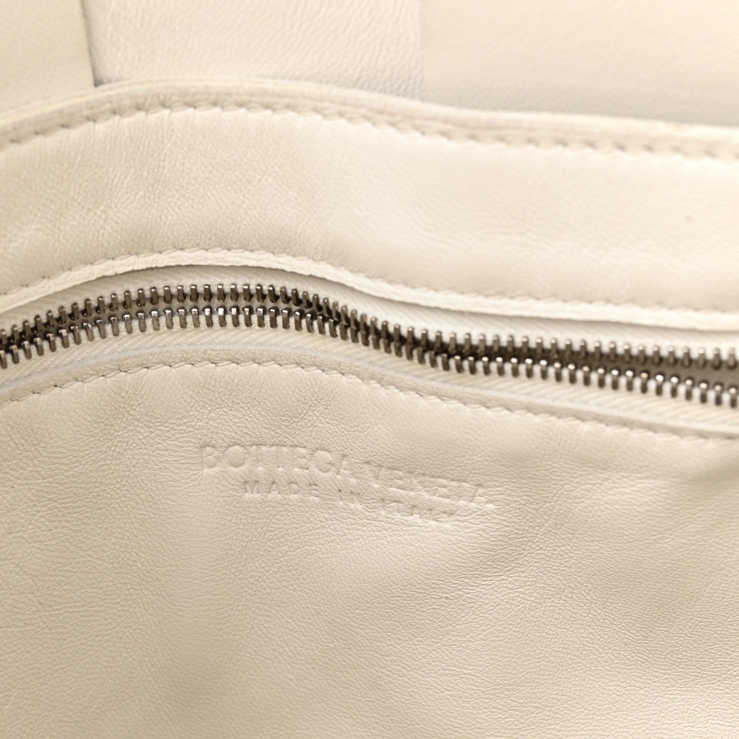 Lambskin Maxi Intrecciato Cassette Messenger Chalk