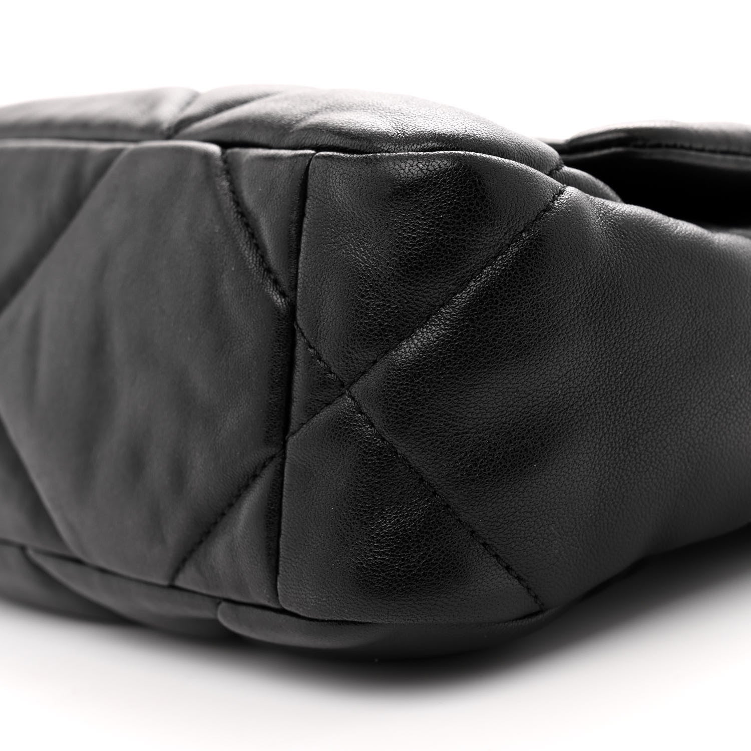 Lambskin Quilted Medium CHNL 19 Flap Black