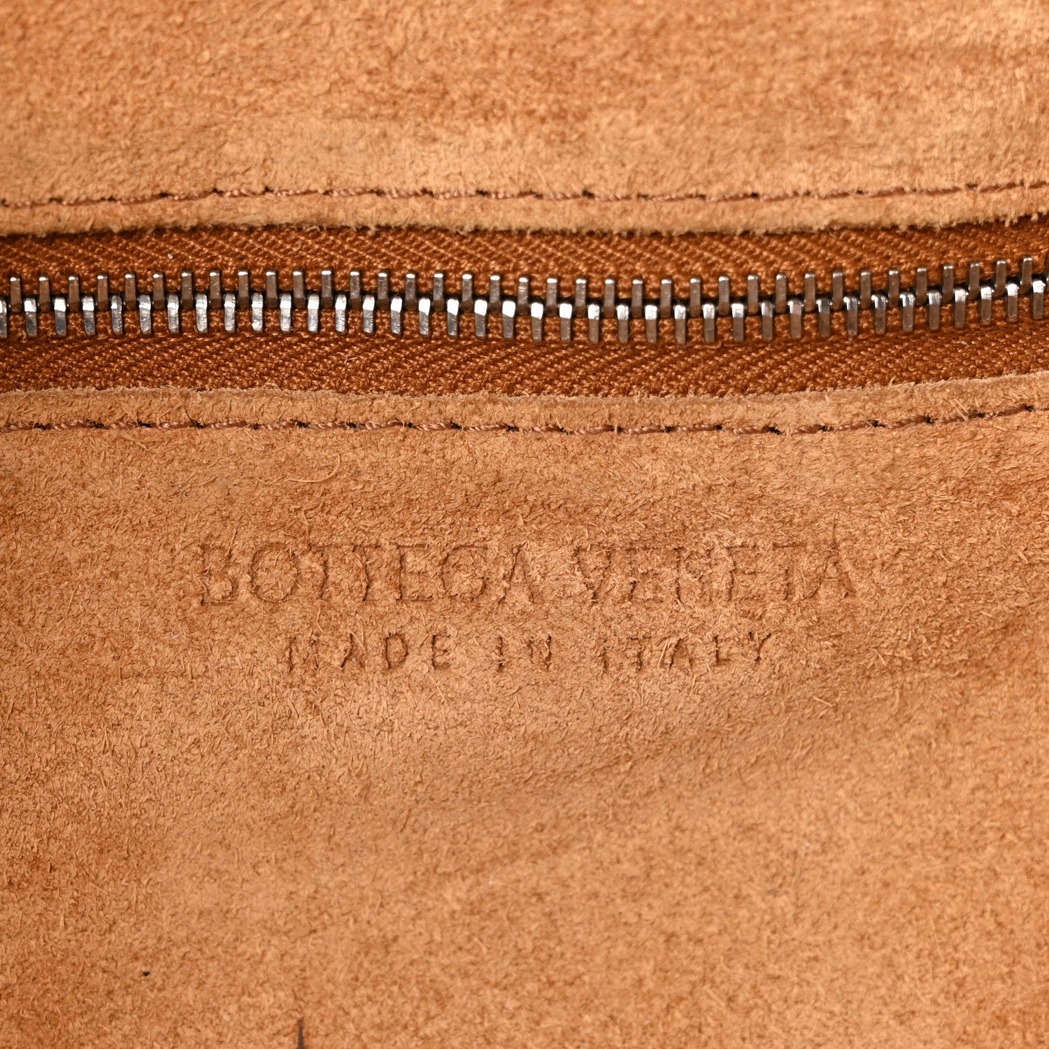 Paper Calfskin Intrecciato Stretch Cassette Black
