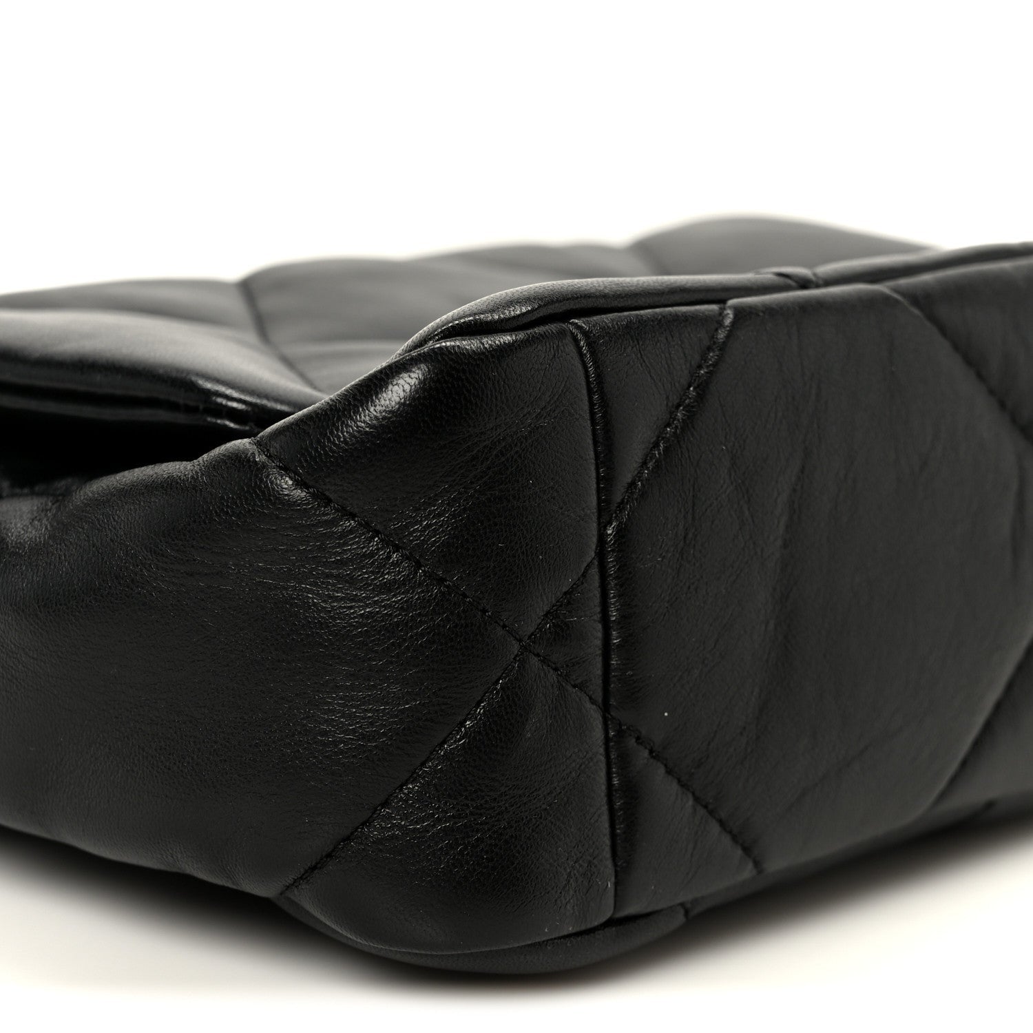 Lambskin Quilted Medium CHNL 19 Flap Black
