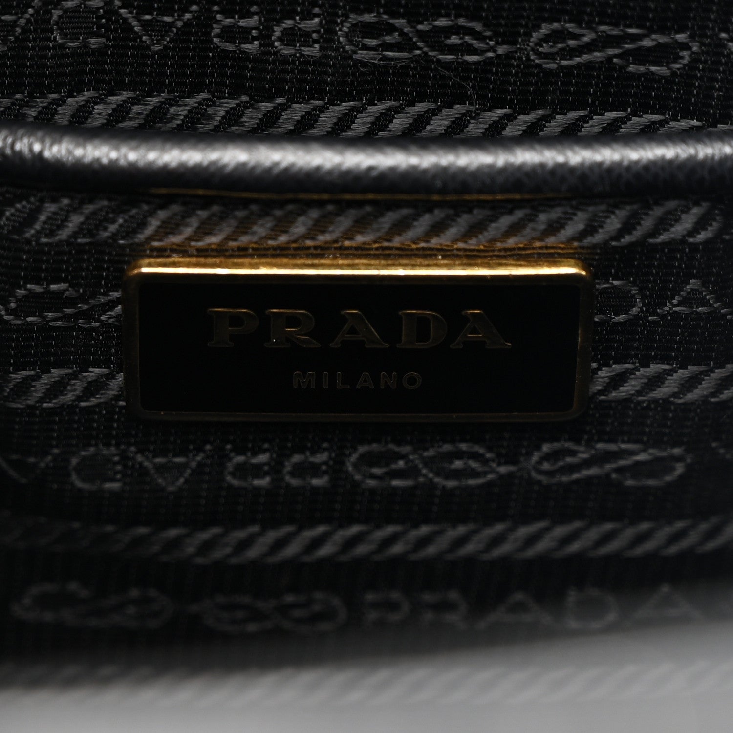 Saffiano Medium Galleria Double Zip Tote Black